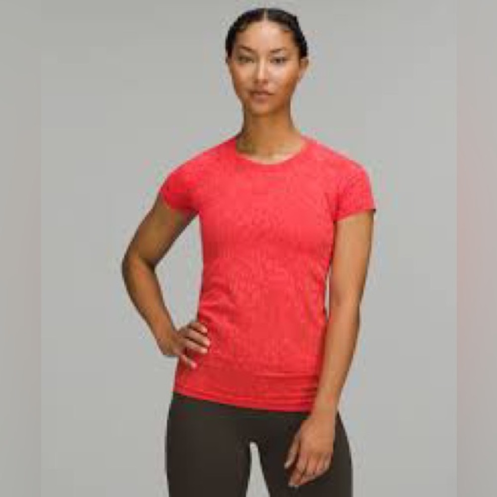 Red Lululemon Size 2 Short Sleeve Swiftley Tech